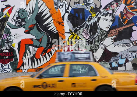 Un giallo New York City taxi unità cabina est passato il Bowery murale sulla parete Il Bowery e Houston Street NYC Foto Stock