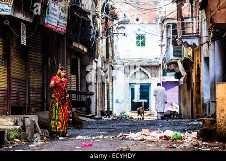 Donna rifiuti di spazzamento nella città vecchia di Bhopal, Madhya Pradesh, India Foto Stock