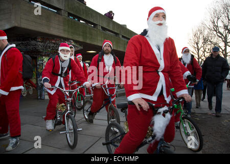 Babbo Natale della vecchia scuola di vita BMX sul Santa carità crociera giorno fuori. Undercroft, South Bank di Londra, Regno Unito. Foto Stock