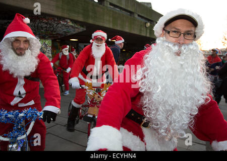 Babbo Natale della vecchia scuola di vita BMX sul Santa carità crociera giorno fuori. Undercroft, South Bank di Londra, Regno Unito. Foto Stock