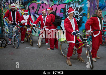 Babbo Natale della vecchia scuola di vita BMX sul Santa carità crociera giorno fuori. Undercroft, South Bank di Londra, Regno Unito. Foto Stock