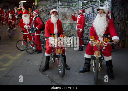 Babbo Natale della vecchia scuola di vita BMX sul Santa carità crociera giorno fuori. Undercroft, South Bank di Londra, Regno Unito. Foto Stock