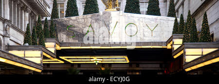 Londra - Dicembre 11th: l'esterno dell'hotel Savoy su dicembre 11th, 2014, a Londra, Inghilterra, Regno Unito. Il Savoy è uno dei Foto Stock