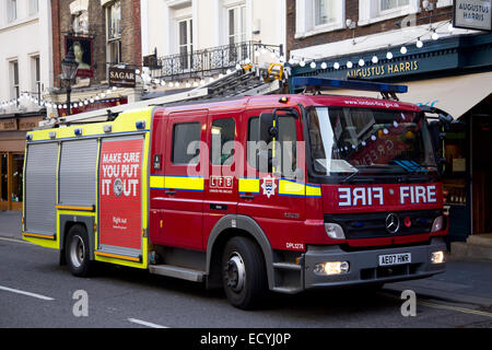 Londra - Dicembre 11th: vigili del fuoco frequentare un emergenza in covent garden a dicembre 11th, 2014 a Londra, Inghilterra, Regno Unito. Lon Foto Stock