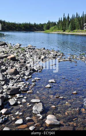 Il fiume di ghiaia negli Urali. Il canale a nord del fiume sotto il sole. Foto Stock