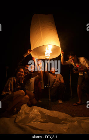 CHIANG MAI, Thailandia - 25 ottobre 2014: un gruppo di giovani thailandesi lanciare una lanterna sky sulla notte di Yi Peng festival. Foto Stock