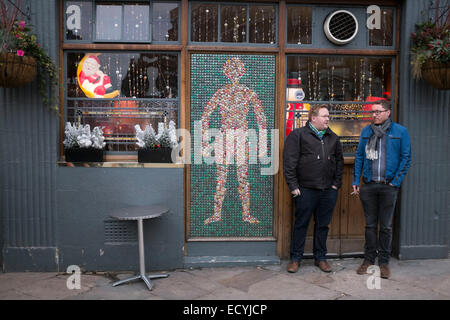 Scena di strada al di fuori il cuore d'oro pub a Brick Lane market nell'East End di Londra, Regno Unito. Questa zona è conosciuta per la sua eclect Foto Stock
