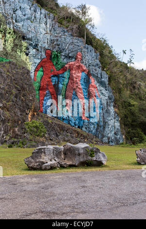 Su una scogliera ai piedi del 617m-high Sierra de Vinales, Cuba, il Mural de la Prehistoria è un 120m-lungo la verniciatura sul lato Foto Stock