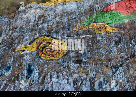 Su una scogliera ai piedi del 617m-high Sierra de Vinales, Cuba, il Mural de la Prehistoria è un 120m-lungo la verniciatura sul lato Foto Stock