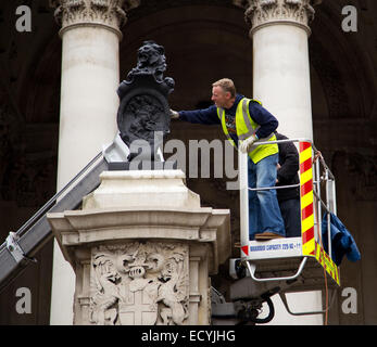Londra - 2 Novembre: Uomini non identificati a prepararsi per il papavero giorno di novembre 2nd, 2014 a Londra, Inghilterra, Regno Unito. Poppy Day è tenuto su Foto Stock