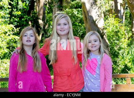 Villa La Angostura, Argentina. 22 dic 2014. Dutch Crown Princess Amalia (C), la principessa Alexia (L) e la principessa Ariane rappresentano per i supporti prima che le loro vacanze di Natale a Bosque de Arrayanes, nel parco nazionale di Los Arrayanes, sulla penisola di Villa La Angostura, 22 dicembre 2014. Foto: Albert Nieboer/ Foto Stock