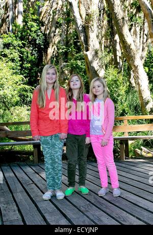 Villa La Angostura, Argentina. 22 dic 2014. Dutch Crown Princess Amalia (L-R), la principessa Alexia e la principessa Ariane rappresentano per i supporti prima che le loro vacanze di Natale a Bosque de Arrayanes, nel parco nazionale di Los Arrayanes, sulla penisola di Villa La Angostura, 22 dicembre 2014. Foto: Albert Nieboer/ - nessun filo SERVICE - Foto Stock