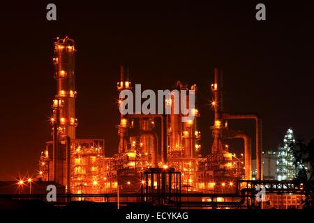 Primo piano della raffineria di petrolio torre di distillazione di notte Foto Stock