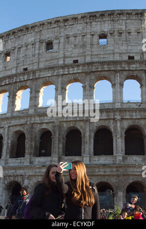 Roma, 22 dicembre 2014. Le ragazze pongono a prendere selfies davanti al Colosseo a Roma © amer ghazzal/Alamy Live News Foto Stock