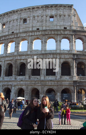 Roma, 22 dicembre 2014. Le ragazze pongono a prendere selfies davanti al Colosseo a Roma © amer ghazzal/Alamy Live News Foto Stock