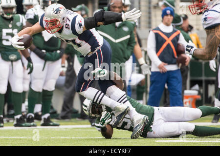 Dicembre 21, 2014: New England Patriots stretto fine Rob Gronkowski (87) corre con la palla come New York getti all'interno linebacker David Harris (52) tenta di portare giù lui durante il gioco di NFL tra New England Patriots e New York getti alla MetLife Stadium di East Rutherford, New Jersey. Il New England Patriots ha vinto 17-16. Foto Stock