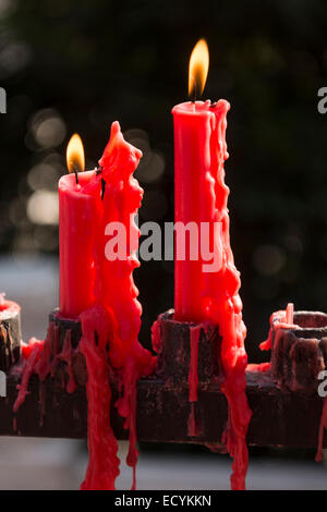 Concetto di amore poliespan due cuori uniti con un filo rosso che  simboleggia la leggenda del filo rosso e rosso due candele accese Foto  stock - Alamy