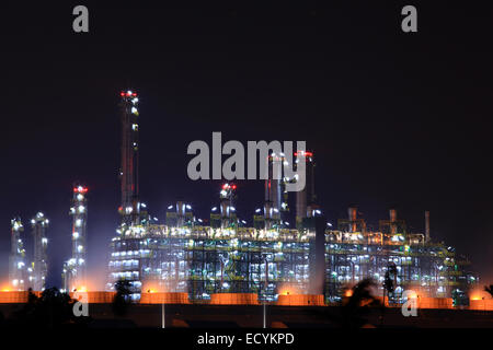 Primo piano della raffineria di petrolio fabbrica di notte Foto Stock