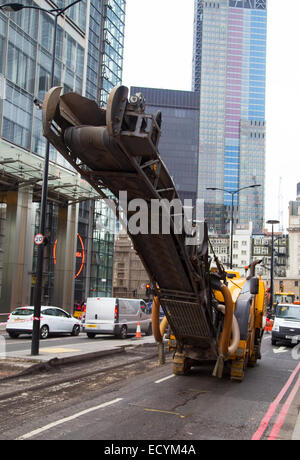 Londra - Ottobre 18th: Unidentified workman rifacimento della pavimentazione di una strada a ottobre 18th, 2014 a Londra, Inghilterra, Regno Unito. Foto Stock