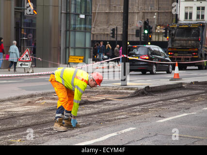 Londra - Ottobre 18th: Unidentified workman rifacimento della pavimentazione di una strada a ottobre 18th, 2014 a Londra, Inghilterra, Regno Unito. Il consiglio della città di ca Foto Stock