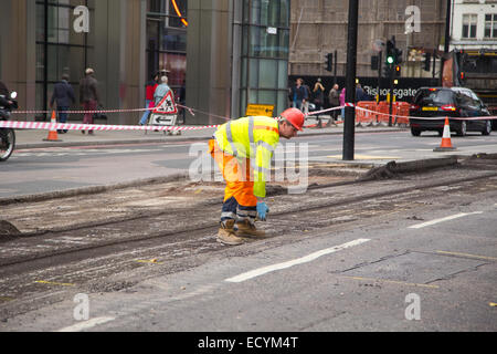 Londra - Ottobre 18th: Unidentified workman rifacimento della pavimentazione di una strada a ottobre 18th, 2014 a Londra, Inghilterra, Regno Unito. Il consiglio della città di ca Foto Stock