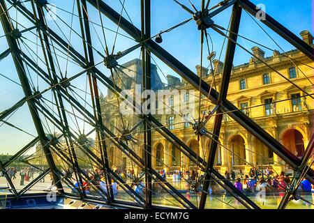 All'interno della piramide: la vista del museo del Louvre a Parigi dalla lobby sotterranea della piramide Foto Stock