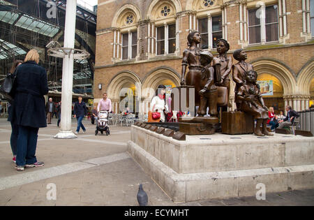 Londra - Ottobre 18th: la statua Kindertransport su Ottobre 18th, 2014 a Londra, Inghilterra, Regno Unito. Kindertransport era un mis di salvataggio Foto Stock