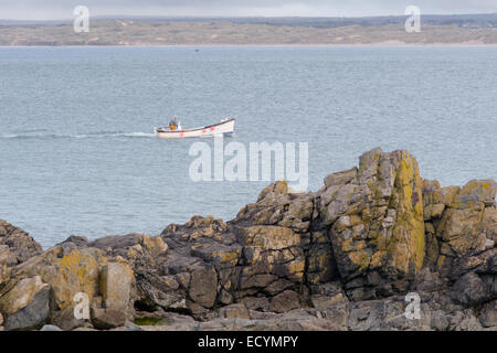 Barca da pesca di rientro al porto off Porthgwidden beach St Ives, Cornwall Foto Stock