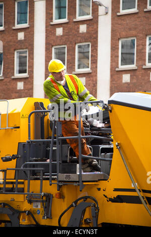 Londra - Ottobre 18th: operaio non identificato mediante una fresatura a freddo la macchina su Ottobre 18th, 2014 a Londra, Inghilterra, Regno Unito. Power Pla Foto Stock