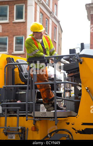 Londra - Ottobre 18th: operaio non identificato mediante una fresatura a freddo la macchina su Ottobre 18th, 2014 a Londra, Inghilterra, Regno Unito. Power Pla Foto Stock