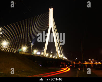 La scena notturna del ponte Vansu oltre il fiume Daugava, Riga, Lettonia Foto Stock