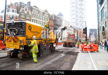 Londra - Ottobre 18th: operaio non identificato mediante una fresatura a freddo la macchina su Ottobre 18th, 2014 a Londra, Inghilterra, Regno Unito. Power Pla Foto Stock