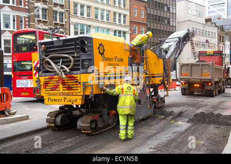 Londra - Ottobre 18th: operaio non identificato mediante una fresatura a freddo la macchina su Ottobre 18th, 2014 a Londra, Inghilterra, Regno Unito. Power Pla Foto Stock