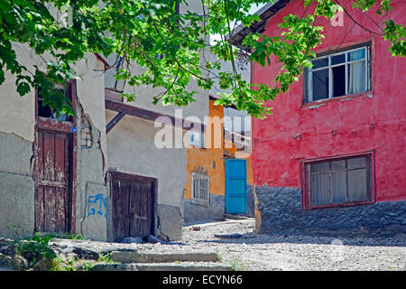 Alley con case colorate nella vecchia Cittadella di Ankara, Turchia Foto Stock