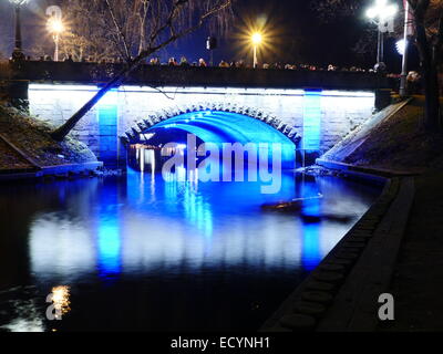 Vista notturna del ponte di piccole dimensioni nel centro di Riga Foto Stock