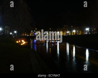 Riga Vista parco durante la notte con le luci su acqua Foto Stock