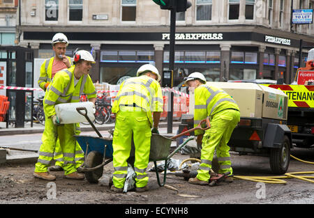 Londra - Ottobre 18th: Unidentified workman preparare una miscela su Ottobre 18th, 2014 a Londra, Inghilterra, Regno Unito. Il Regno Unito constructio Foto Stock