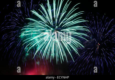 Fuochi d'artificio nella grande città Eeuropean Riga, Giorno Di Indipendenza Foto Stock