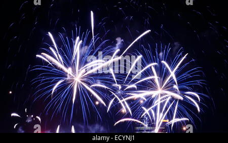 Fuochi d'artificio nella grande città Eeuropean Riga, Giorno Di Indipendenza Foto Stock