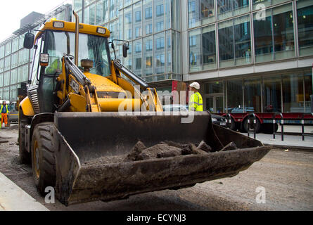 Londra - Ottobre 18th: Unidentified operaio opera un JCB su Ottobre 18th, 2014 a Londra, Inghilterra, Regno Unito. JCB è uno del mondo Foto Stock