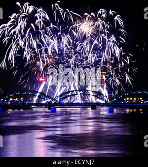 Fuochi d'artificio nella grande città Eeuropean Riga, Giorno Di Indipendenza Foto Stock