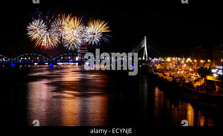 Fuochi d'artificio nella grande città Eeuropean Riga, Giorno Di Indipendenza Foto Stock