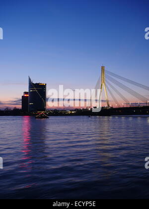 Vista del fiume di Riga e ponte Vansu Foto Stock