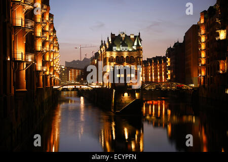 Wasserschloss (moated il castello) a Wandrahmsfleet, Speicherstadt, Hafencity di Amburgo, Germania, Europa Foto Stock