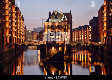 Wasserschloss (moated il castello) a Wandrahmsfleet, Speicherstadt, Hafencity di Amburgo, Germania, Europa Foto Stock