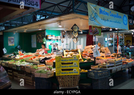 Narbonne, mercato di frutta e verdura shop. La Francia. Molto di più di un mercato, il Narbonne Halles sono uno dei centri nervosi o Foto Stock