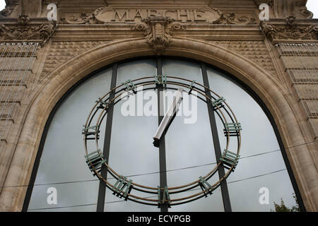 Narbonne, orologio mercato. La Francia. Halles' s porta e il suo orologio. Molto di più di un mercato, il Narbonne Halles sono uno del nervo Foto Stock