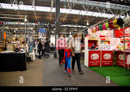 Londra - Ottobre 18th: all'interno del vecchio Spitalfields Market su Ottobre 18th, 2014 a Londra, Inghilterra, Regno Unito. Vi è stata Foto Stock