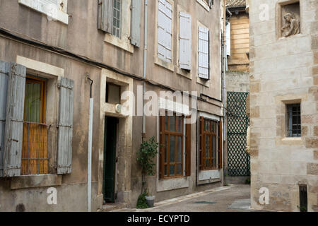 Strada pedonale in città vecchia centrale di Narbonne. Il sud della Francia. La città antica di Narbonne possiede un certo numero di interessanti e hi Foto Stock