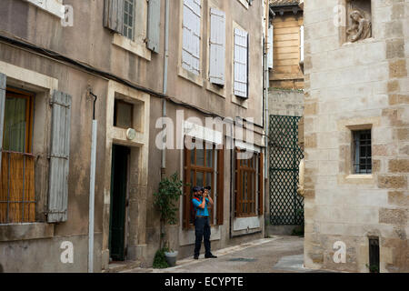 Strada pedonale in città vecchia centrale di Narbonne. Il sud della Francia. La città antica di Narbonne possiede un certo numero di interessanti e hi Foto Stock